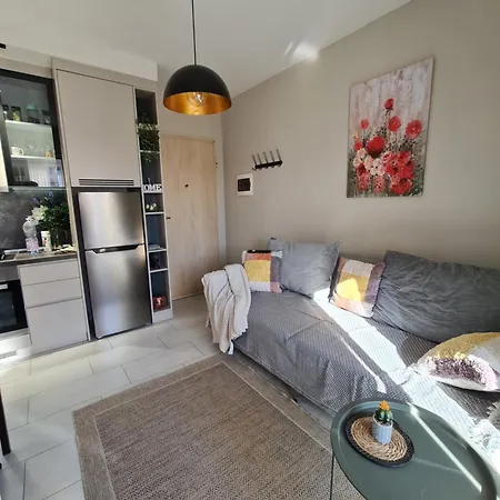 Francie's Apartment, Apartment Tirana