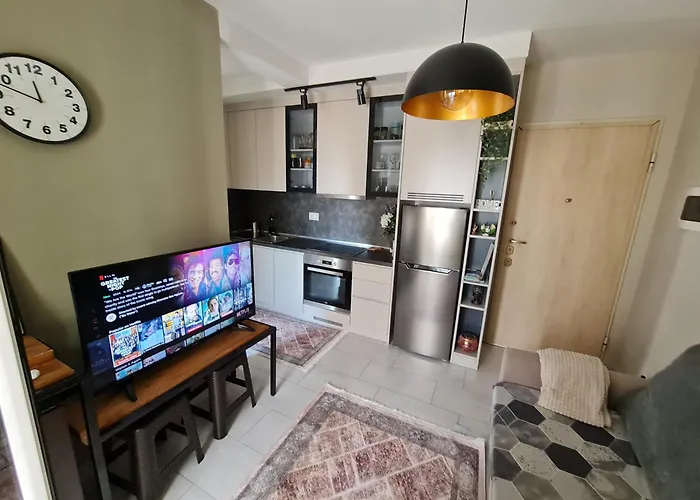 Francie's Apartment, Apartament Tirana